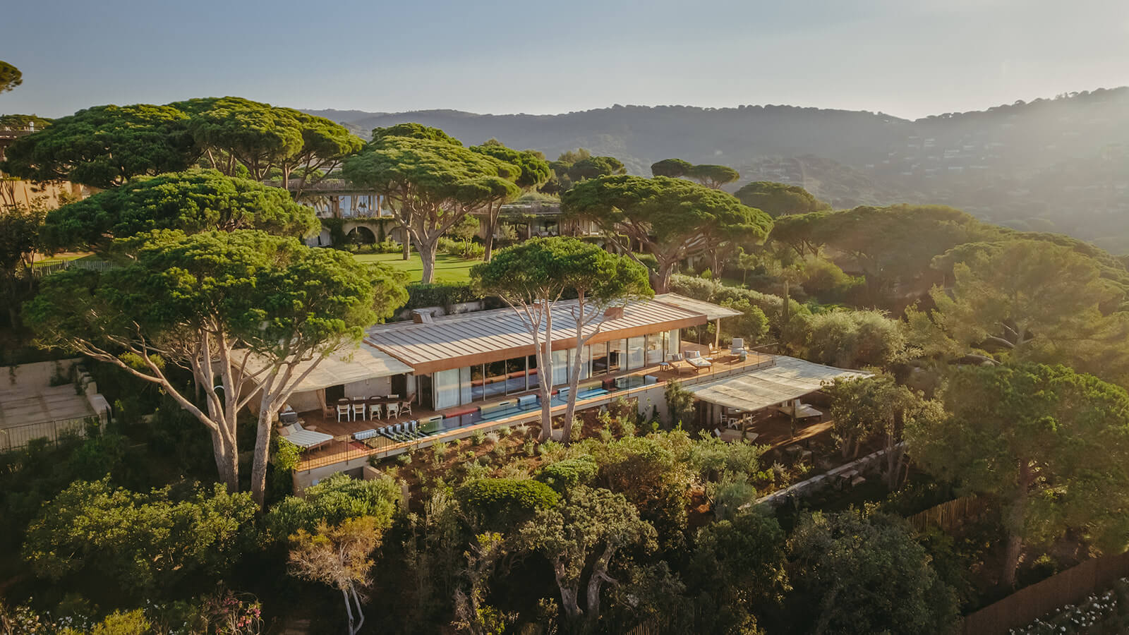LILY OF THE VALLEY UNVEILS THE VILLA W - Hotels